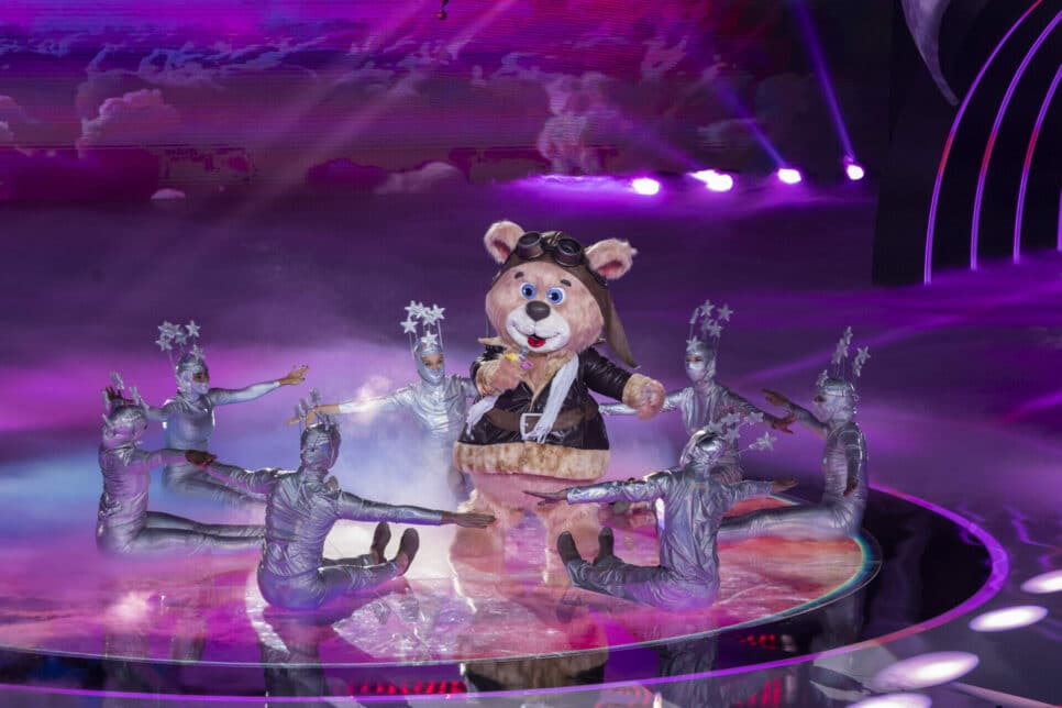 Com teste positivo para Covid-19, Daiane dos Santos, a Ursa, deixa The Masked Singer Brasil (Foto: Reprodução)