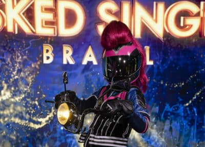 Paula Fernandes fantasiada de Motoqueira no palco do The Masked Singer Brasil (Divulgacão)
