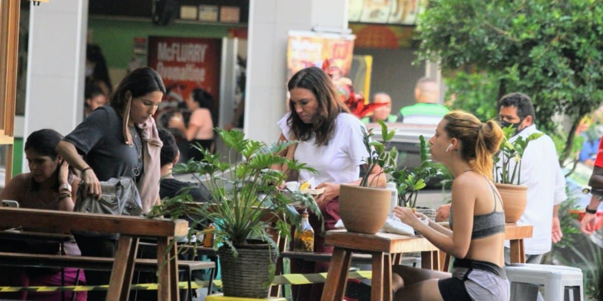 Ana Paula Araújo é flagrada em restaurante com amiga (Foto: Fotos Dan Delmiro)