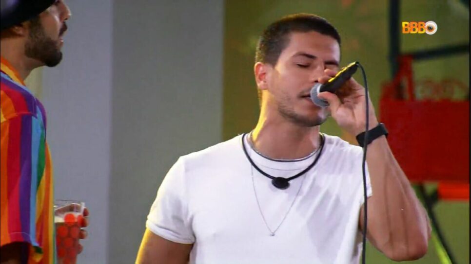 BBB 22: Arthur Aguiar cai do palco na Festa do Líder (Foto: Reprodução)
