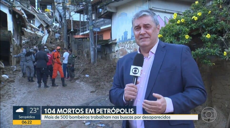Ao vivo no Bom Dia Rio, Flávio Fachel cai no choro por tragédia em Petrópolis (Reprodução/Globo)