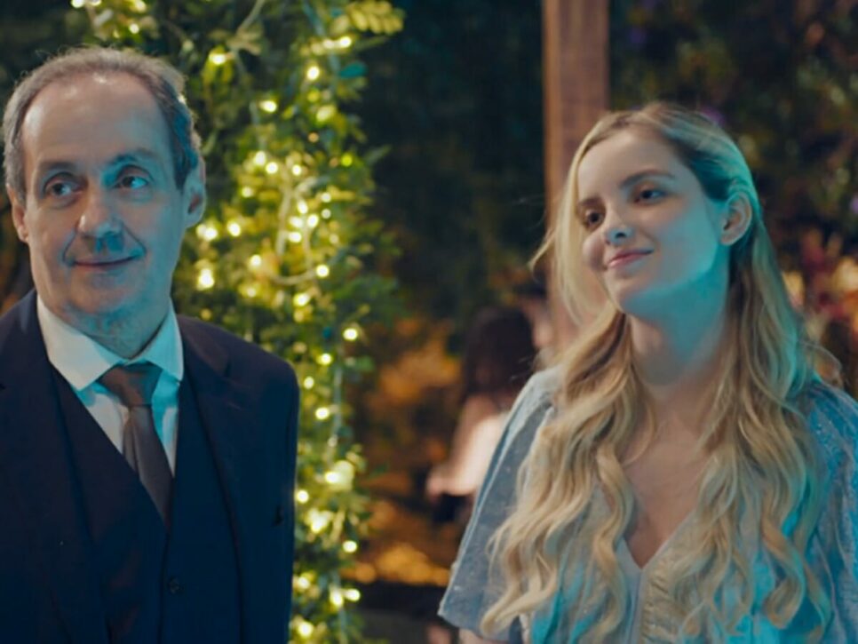 Giovanna Chaves como Carol ao lado do ator Daniel Dantas (Tobias) em Um Lugar ao Sol, da Globo (Foto: Reprodução)