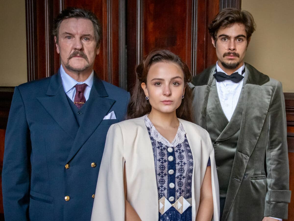 Matias (Antonio Calloni), Elisa (Larissa Manoela) e Davi (Rafael Vitti) em Além da Ilusão (Divulgação Globo)