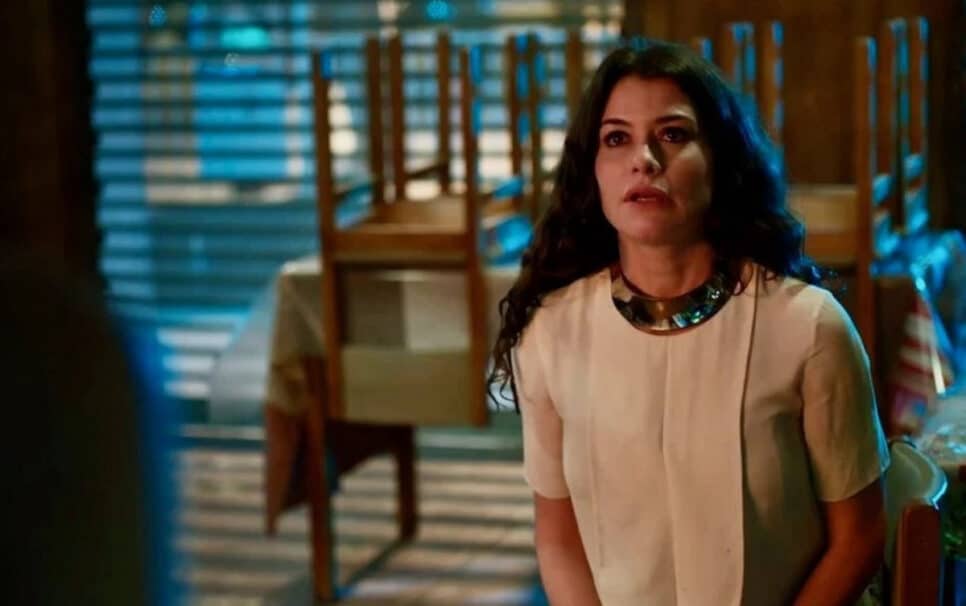 Bárbara (Alinne Moraes) se ajoelhará diante da rival para implorar que ela desista do amado (Foto: Reprodução / Internet)