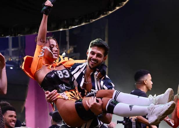 Ex-BBB Rodrigo Mussi carrega Anitta no colo (Foto: Reprodução)