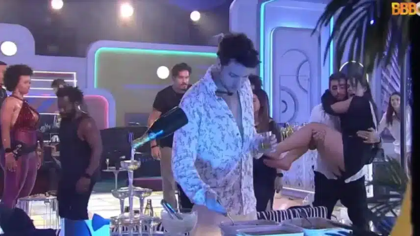 Larissa sai carregada por Scooby na festa do líder (Foto: Reprodução - TV Globo)