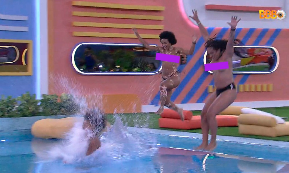 BBB 22: Em comemoração, Natália, Jessi e Linn pulam peladas na piscina (Foto: Reprodução)