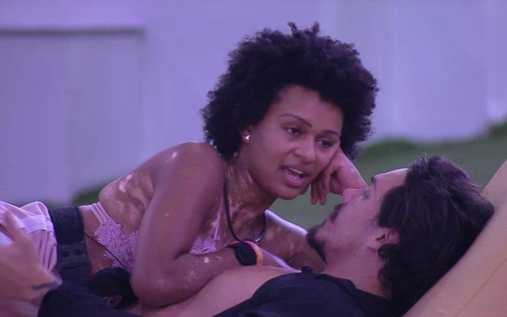 BBB22: Natália e Eliezer trocam beijos e sister pede posição sexual (Reprodução/Globo)