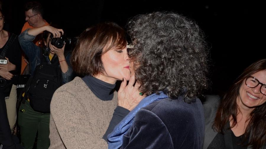 A famosa atriz da Globo, Christiane Torloni beijando a sua amiga, Simone em 2019 (Foto: Reprodução)