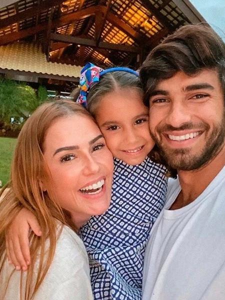 A famosa atriz da Globo, Deborah Secco ao lado de seu marido, Hugo e de sua filha (Foto: Reprodução)