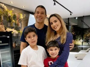 Wanessa ao lado do marido e filhos (Foto: Reprodução / Internet)