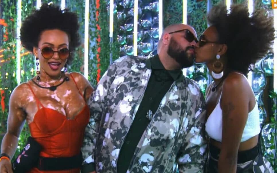 Natália ao lado de Tiago que dá um selinho em Jessilane no BBB22 (Foto: Reprodução / Globoplay)