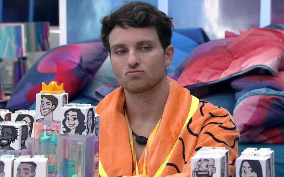 BBB 22: Lucas Bissoli vira chacota ao largar roupão do líder: 'Plebeu'