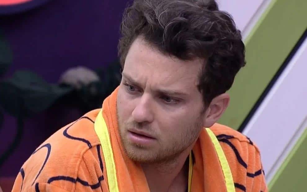 BBB 22: Lucas Bissoli vira chacota ao largar roupão do líder: 'Plebeu'