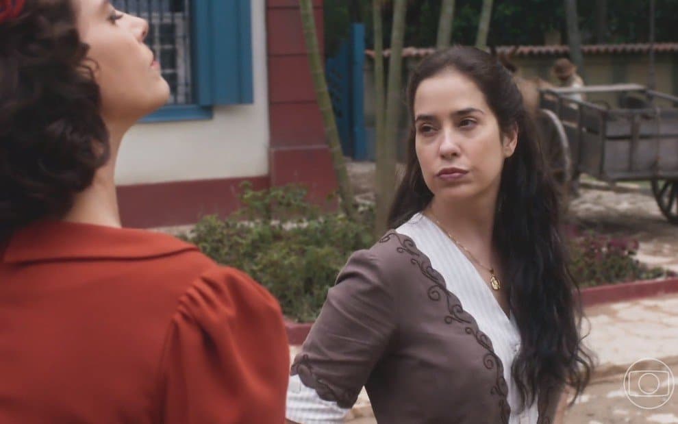 Além da Ilusão: Heloísa bebe todas e samba no caixão do pai (Reprodução/Globo)