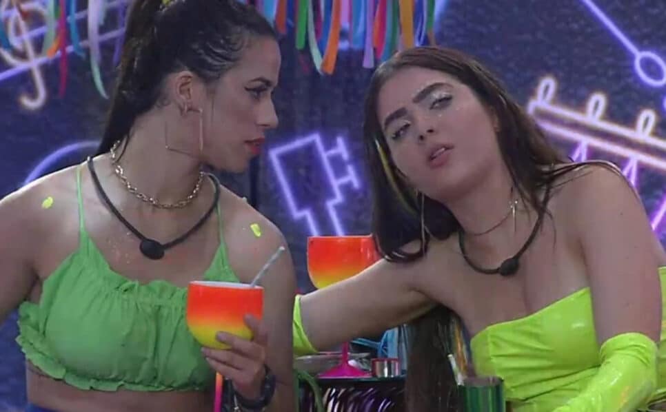Larissa Tomásia e Jade Picon durante a festa do BBB22 (Foto: Reprodução / Globoplay)