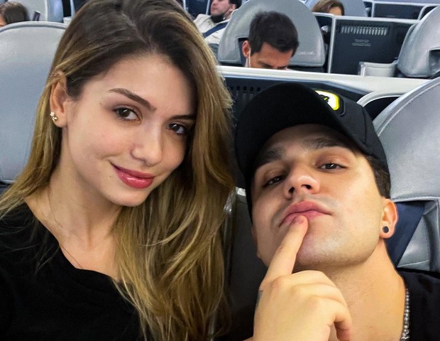 O famoso cantor sertanejo, Luan Santana posta fotos com Izabela Cunha e faz declaração (Foto: Reprodução)