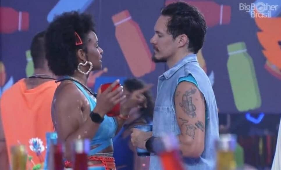 Natália e Eliezer conversam durante festa do BBB22 (Foto: Reprodução / Globoplay)