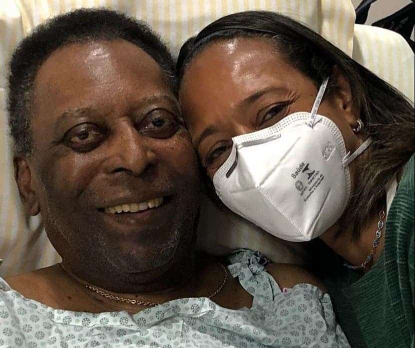 Pelé e a filha no Hospital Israelita Albert Einstein (Foto: Reprodução)