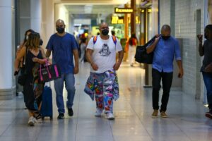 Tiago Abravanel embarca no aeroporto Santos Dumont no Rio de Janeiro após desistir do BBB22 (Foto: Victor Chapetta / Agnews)