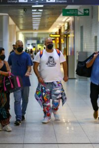 Tiago Abravanel embarca no aeroporto Santos Dumont no Rio de Janeiro após desistir do BBB22 (Foto: Victor Chapetta / Agnews)