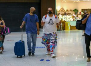 Tiago Abravanel embarca no aeroporto Santos Dumont no Rio de Janeiro após desistir do BBB22 (Foto: Victor Chapetta / Agnews)