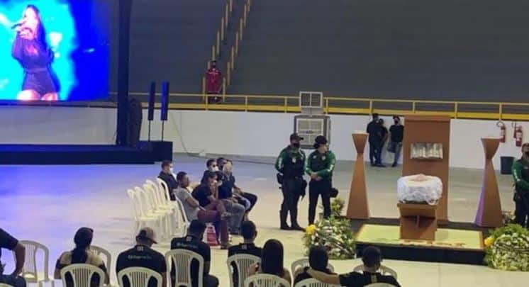 Corpo de Paulinha Abelha em velório aberto ao público (Foto: Reprodução)