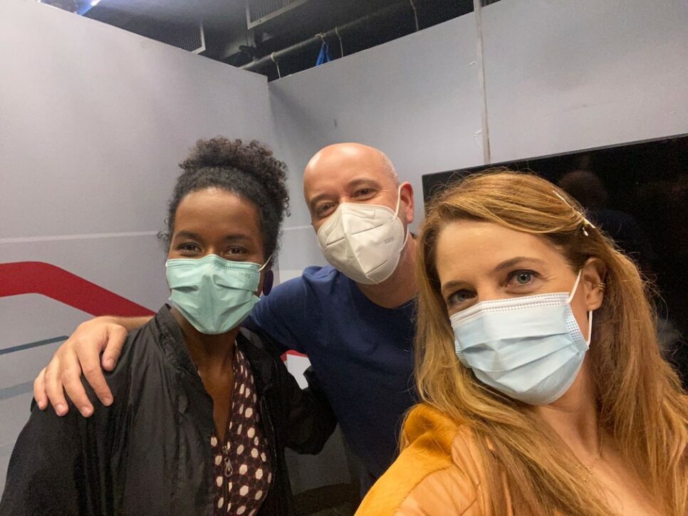 Poliana Abritta, Maju Coutinho e Alex Escobar nos bastidores do Fantástico (Foto: Reprodução)