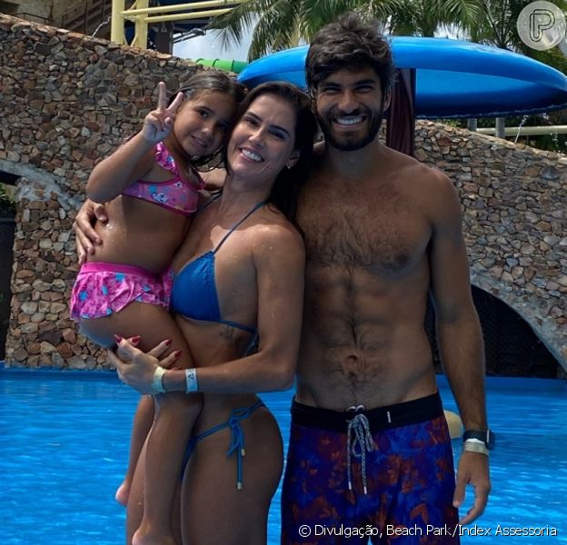 Deborah Secco, Hugo Moura e Maria Flor (Foto: Reprodução)