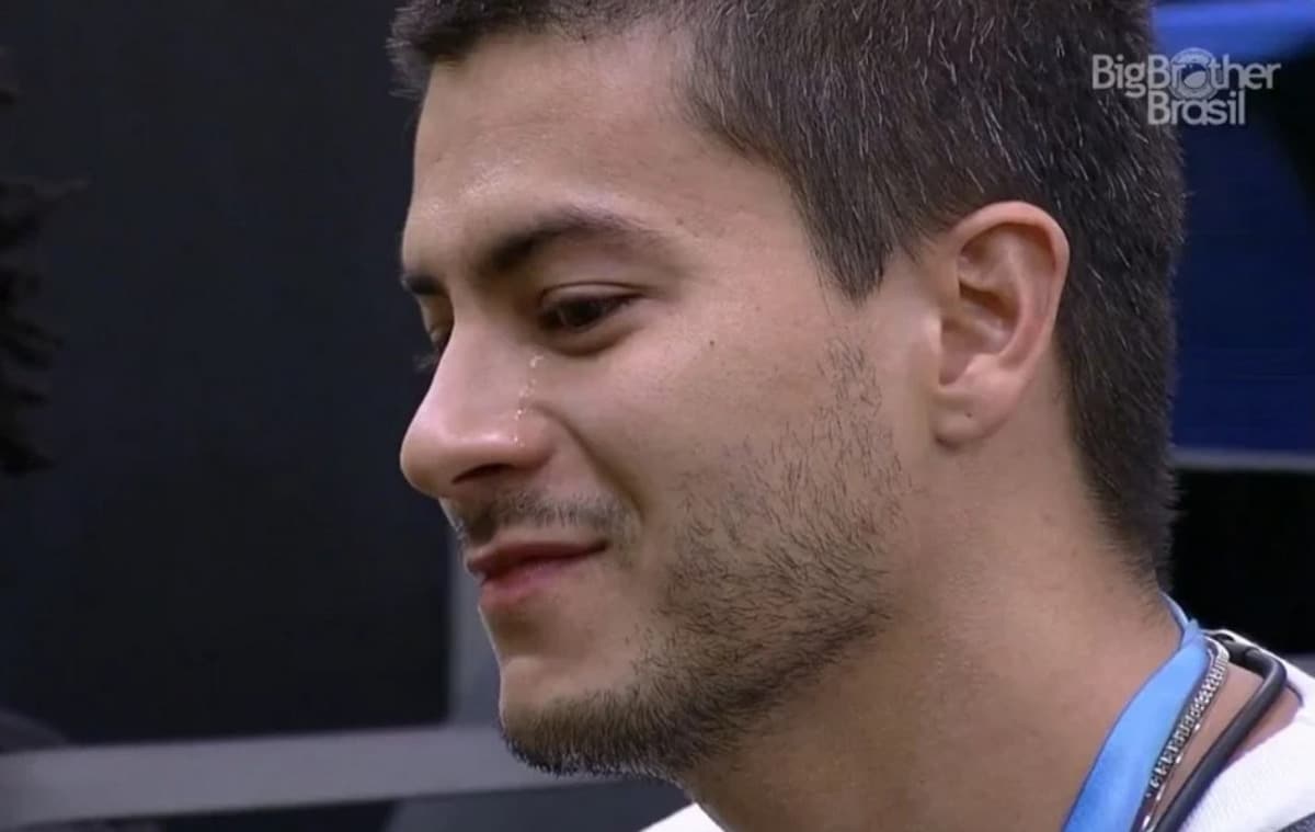 Arthur Aguiar chora no Almoço do Anjo do BBB22 após receber mensagem da mulher Maíra Cardi (Foto: Reprodução / Globoplay)