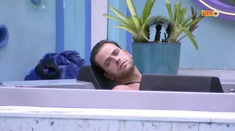 Gustavo lamenta saída de Laís no BBB22 (Foto: Reprodução - TV Globo)