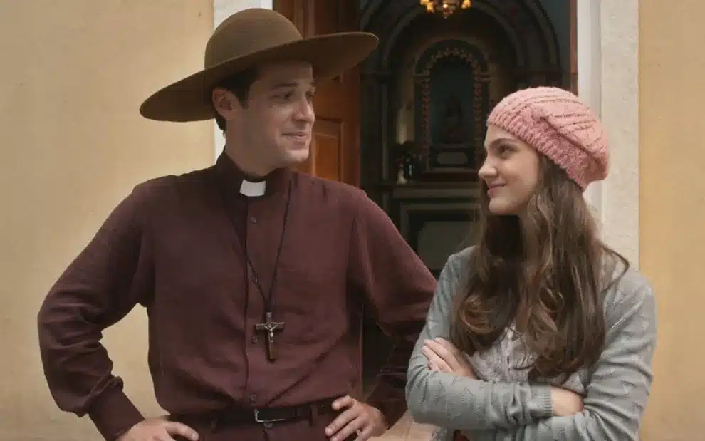 Padre Tenório (Jayme Matarazzo) e Olívia (Debora Ozório) em Além da Ilusão (Foto: Reprodução)