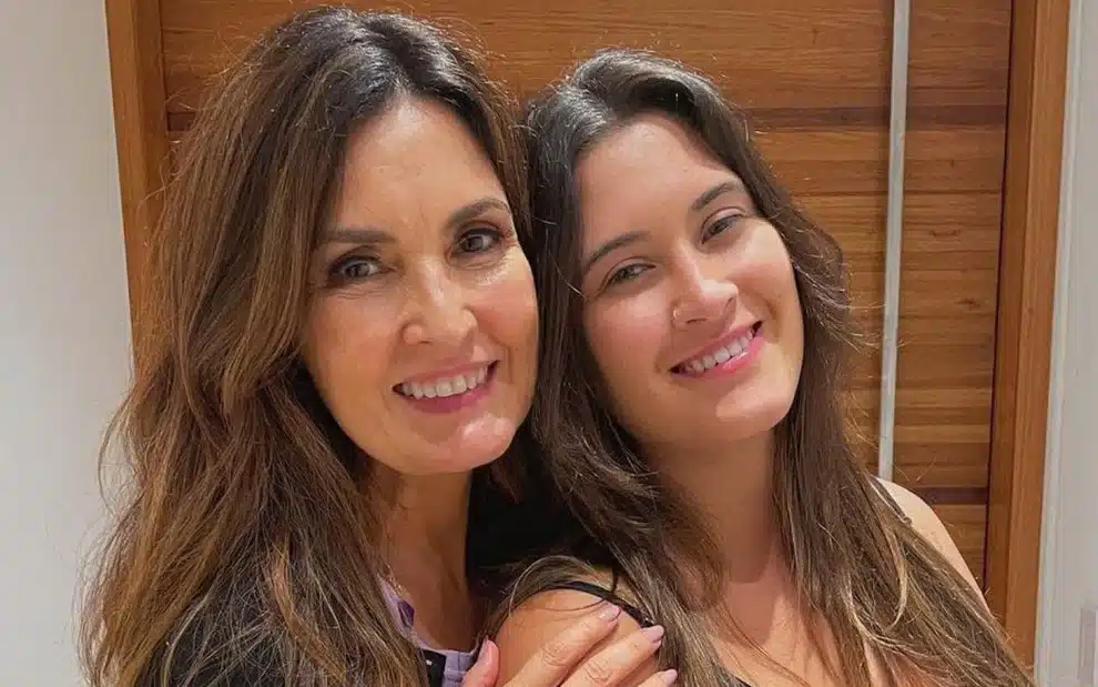 Filha de Fátima Bernardes aparece em bar e é confundida com mãe (Reprodução)