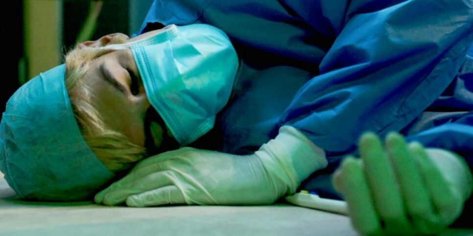 Quanto Mais Vida, Melhor: No corpo de Guilherme, Flávia desmaia na sala de cirurgia (Foto: Reprodução)