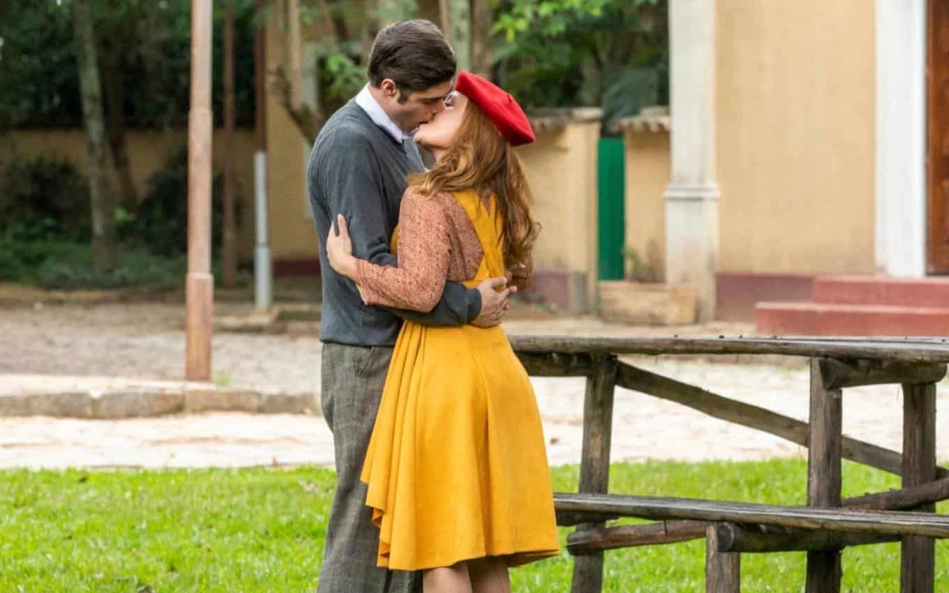 Além da Ilusão: Davi declara seu amor por Isadora e rouba beijaço da jovem