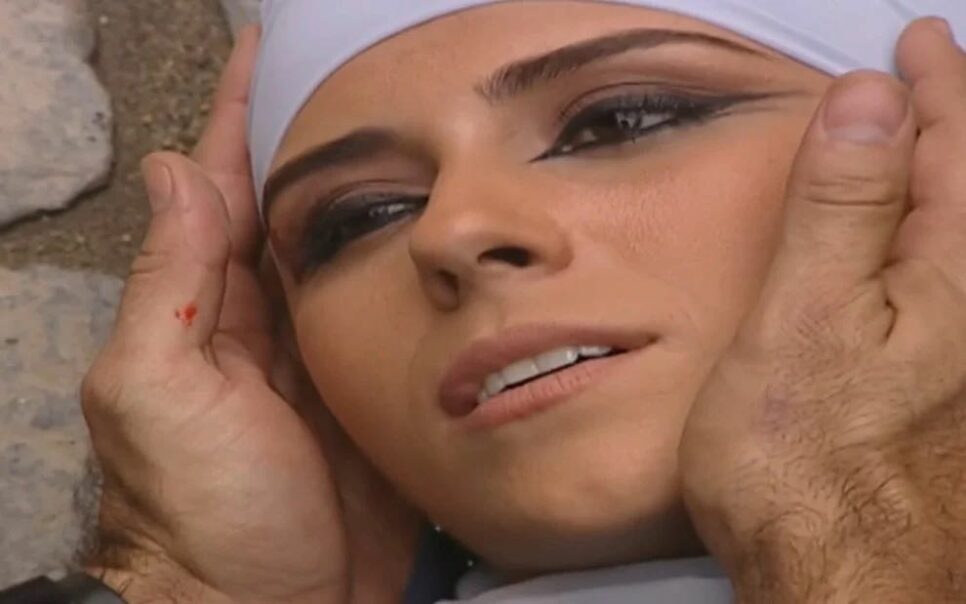 O Clone: Jade é atropelada após arrumar briga com Khadija e culpa Lucas: 'Prometeu'