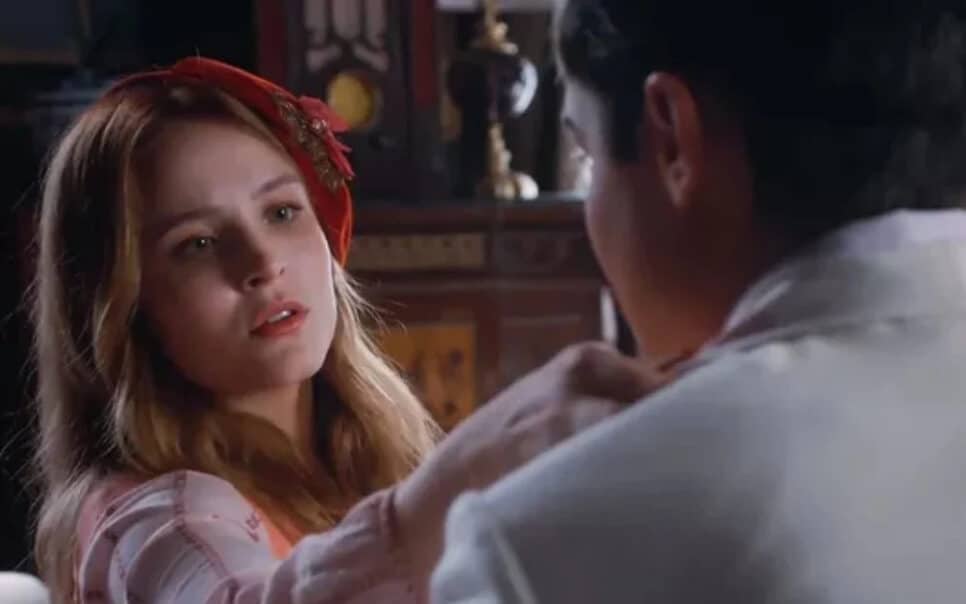 Além da Ilusão: Isadora surta de ciúme ao ver mancha de batom em paletó de Joaquim (Reprodução/Globo)