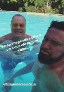 Luiz Fernando Guimarães e o marido na piscina (Foto: Reprodução / Instagram)