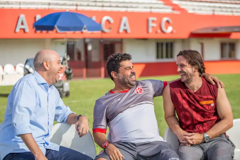 Alex Escobar tenta ajudar Neném na trama da Globo (Foto: Reprodução)