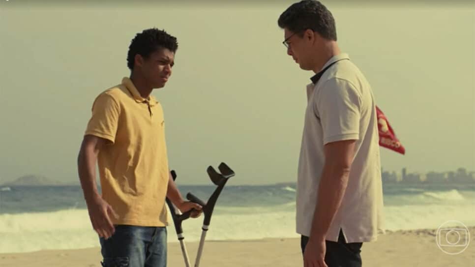 Cena do último capítulo de 'Um Lugar ao Sol', onde Christian (Cauã Reymond) e Ravi (Juan Paiva) se encontram (Foto: Reprodução / Globo)