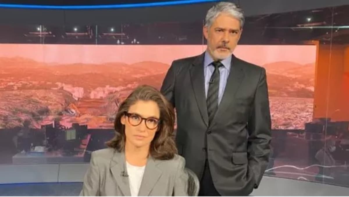 Os âncoras do Jornal Nacional da Globo, William Bonner e Renata Vasconcellos fazem silêncio em telejornal (Foto: Reprodução/Globo)