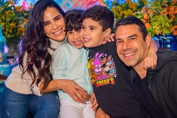 A famosa cantora e filha de Zezé Di Camargo, Wanessa ao lado de seus filho e marido, Marcus (Foto: Reprodução)