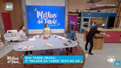 A famosa apresentadora do Melhor da Tarde, Catia Fonseca fica em choque ao ver assistente destruir tudo na Band (Foto: Reprodução)