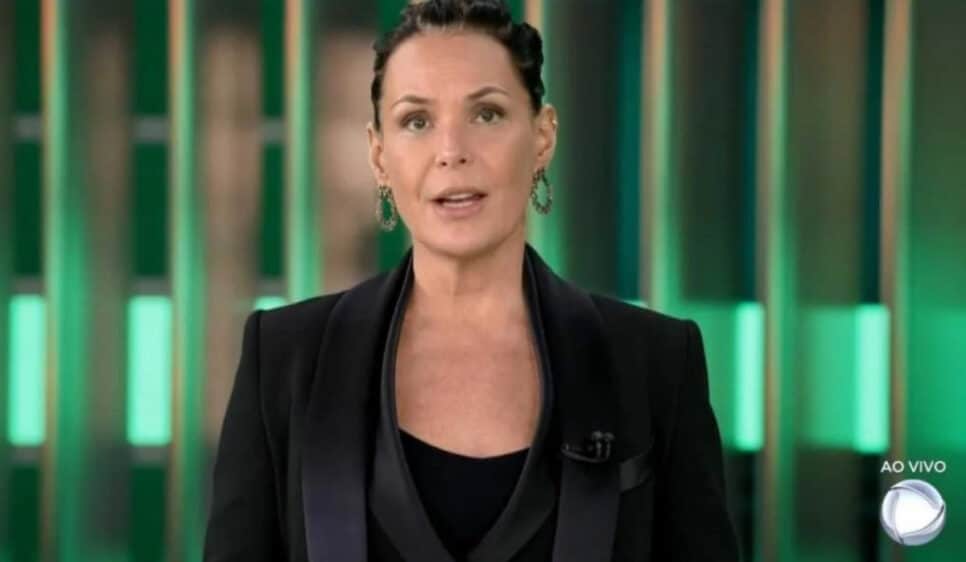 Carolina Ferraz entra na Record e anuncia morte após grave acidente (Foto: Reprodução / Record)