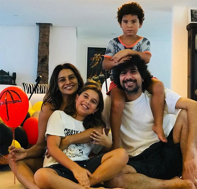 A famosa atriz de Pantanal da Globo, Dira Paes, Pablo Baião e seus dois filhos (Foto: Reprodução)