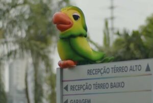 Filho de Louro José chega à sede de emissora em SP (Foto: Reprodução / Globo)