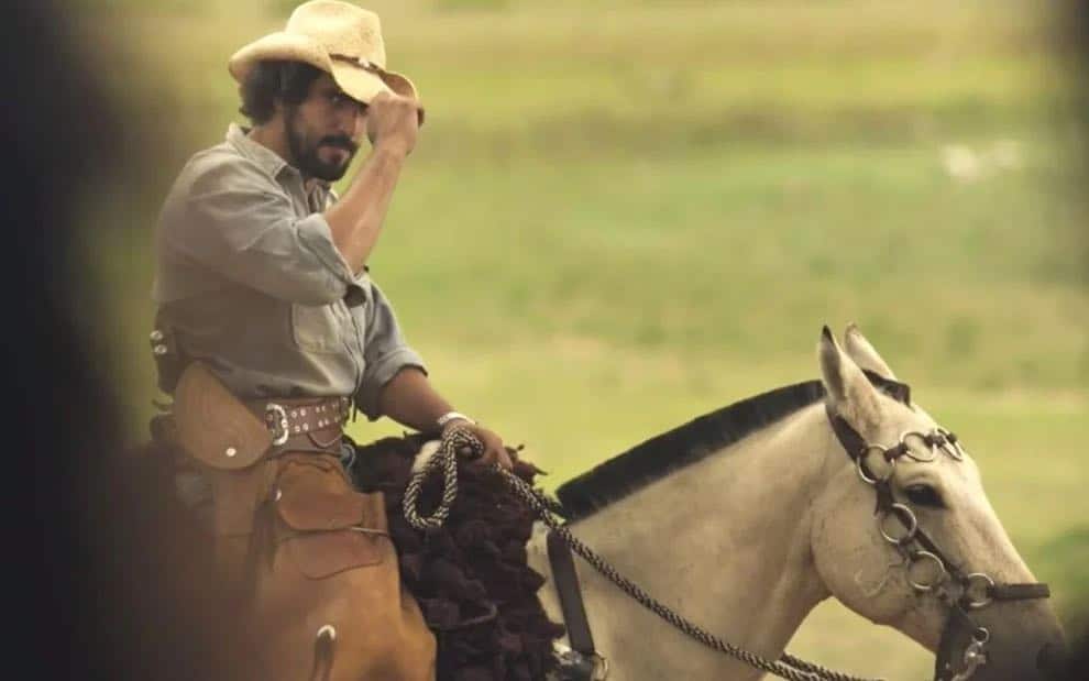 Pantanal: José Leôncio batiza Jove em ritual e se depara com 'fantasma'