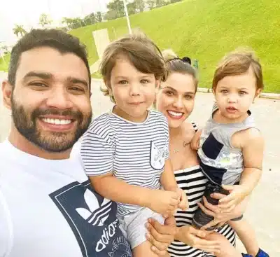 O famoso cantor sertanejo, Gusttavo Lima ao lado de Andressa Suita e seus dois filhos (Foto: Reprodução)