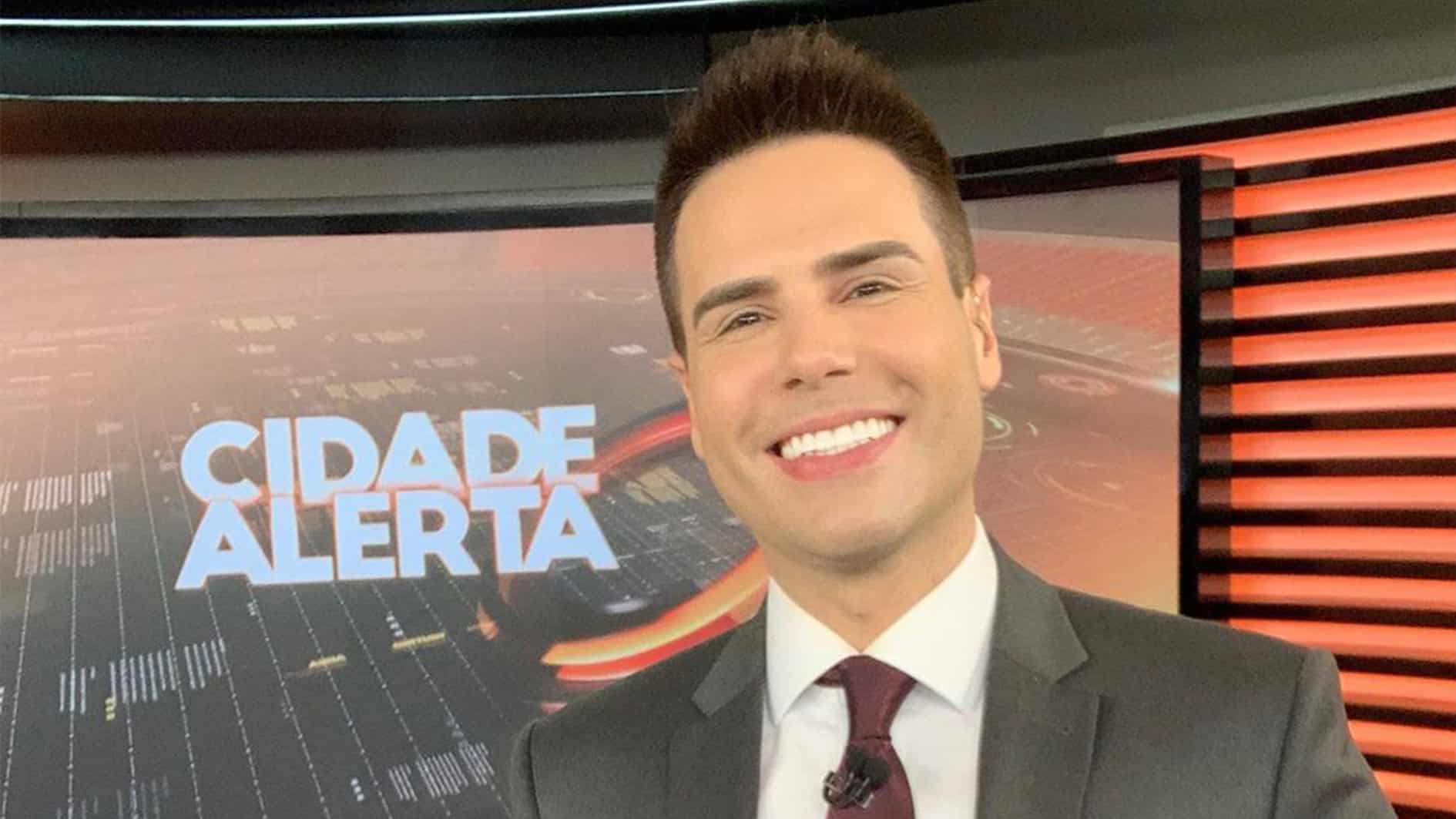 O âncora da Record parou tudo ao anunciar uma prisão ao vivo (Foto: Reprodução)