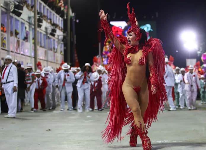 Bailarino critica samba de Paolla Oliveira (Foto: Reprodução)